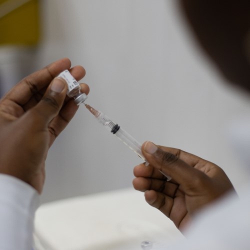 Volta Redonda: primeiro dia de vacinação contra a dengue movimenta unidades básicas de saúde